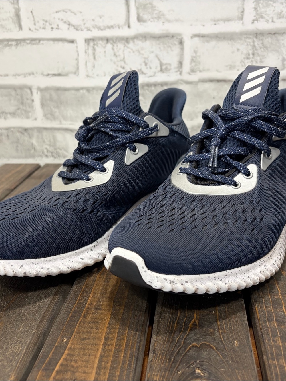 adidas Men's AlphaBounce Navy and White size 7.5
